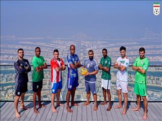 مسیگر کاپیتان تیم ملی فوتبال ساحلی ایران در جمع کاپیتانهای هشت تیم رقابتهای بین قاره ای