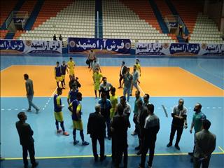 ویدئو/کمک بزرگ بازیکنان فرش آرا به برگزاری بازی در مشهد در روز عدم توانایی مسئولان