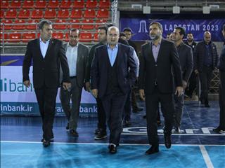 تصاویری از ورود رئیس فدراسیون فوتبال به شهر لار و‌بازید از مجموعه ورزشی طوبی