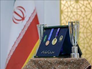 اهدای مدال قهرمانی ملی‌پوش فوتبال ساحلی به موزه آستان قدس رضوی
