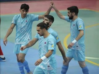 کتک‌کاری داور در پایان دیدار شهرداری ساوه و پالایش نفت شازند؟
