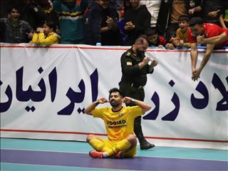 حواشی جنجالی در زرند؛ کتک کاری داوران در هفته بیست و سوم